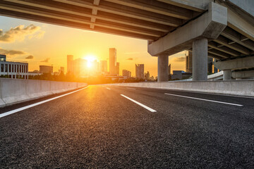 三个“土土土”这个字广州话怎样念？